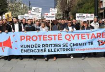 LIVE: “Mbroj familjen tënde-protesto”, Qytetarët nuk janë bankomat”, nis protesta kundër shtrenjtimit të energjisë elektrike