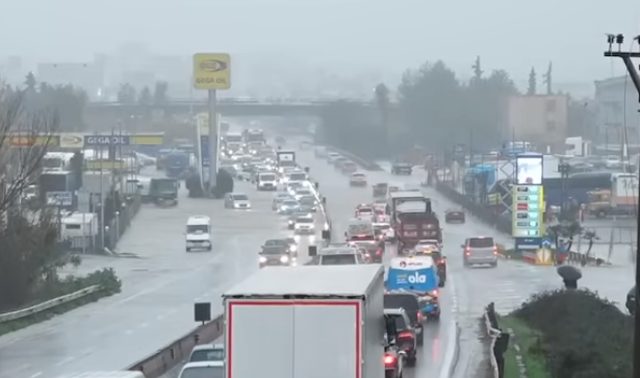 Përmbytet autostrada Tiranë-Durrës, qytetarët të bllokuar për orë të tëra në trafik